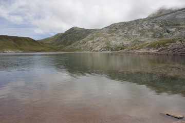 Ibón de estanés en el pirineo Aragonés