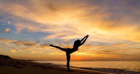mulher fazendo ioga ao nascer do sol 