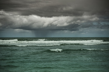frente fria passando pela praia do forte, em salvador - bahia