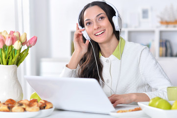 Naklejka premium Portrait of a beautiful woman using laptop