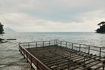 Piattaforma sul mare