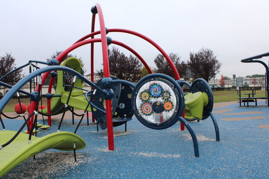 Gioco interattivo per bambini nel parco pubblico