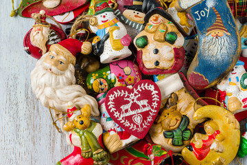 Obraz premium Odgórny widok Bożenarodzeniowe dekoracje na drewnianym tle