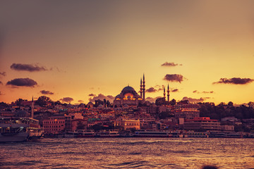 Obraz premium Silhouette of a Suleymaniye mosque at sunset.