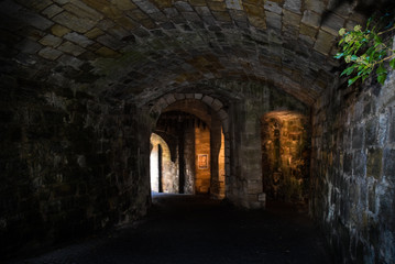 Fototapeta na wymiar Túnel iluminado bajo la fortaleza de Coburg en Baviera, Alemania