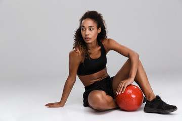 Fototapeta na wymiar Portrait of an afro american young fit sportswoman