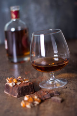 Copa de brandy o cognac con aperitivo