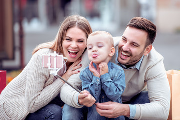 Obraz premium Happy family take photos