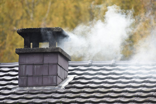cheminee feu fumee pollution chauffage hiver froid environnement maison construction CO carbone	￼