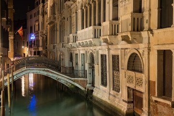 Obraz na płótnie Canvas Houses along the canal and the bridge in Venice in night