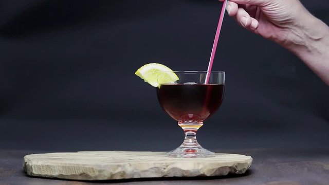 Eistee wird mit Strohhalm getrunken