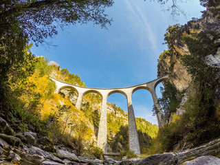 Landwasserviaduct vanaf de rivier, Filisur, Graubünden, Zwitserland