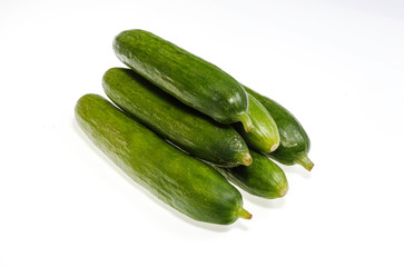 6 Gurken als Freisteller