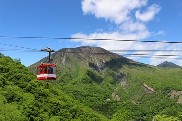 夏の男体山と赤いゴンドラ