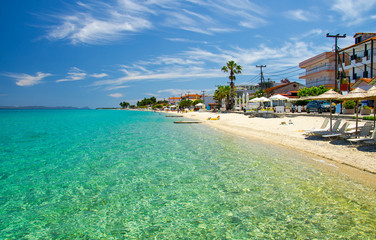 Obraz premium Sandy beach with blue paradise water, Halkidiki, Kassandra, Greece