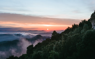 Amanecer en una montaña. 