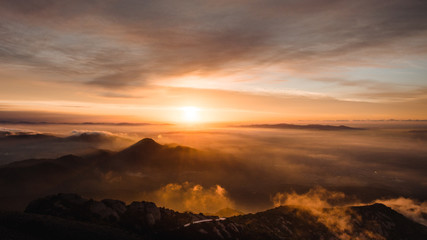 El amanecer en un mar de nubes