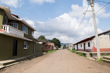 Calle sola de pueblo