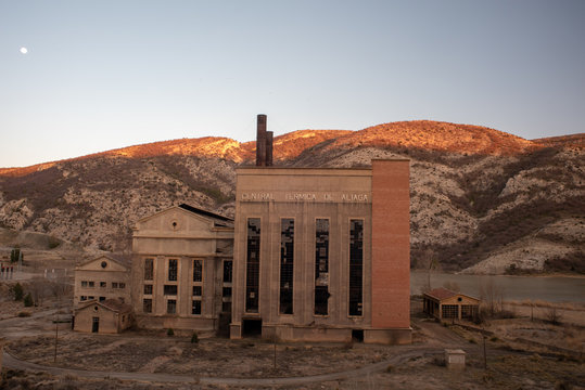 central termica de aliaga with moon