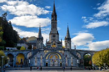 Fototapeta na wymiar view of the basilica of Lourdes in autumn, France
