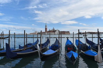 Fototapeta na wymiar Gondolas en Venecia