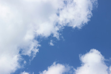 Obraz premium White puffy clouds deep blue sky diagonal formation composition