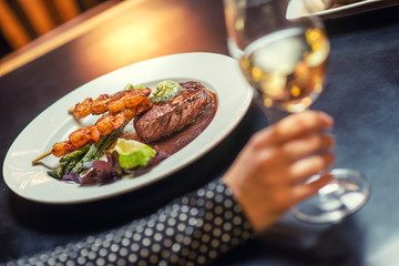 people eating and drinking in american restaurant, beer, hamburger, wine and other american specialites