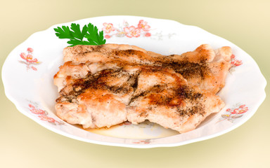 escalopes grillées présentées sur assiette