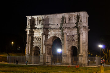 Fototapeta premium Nocny widok na Łuk Konstantyna Rzym Włochy