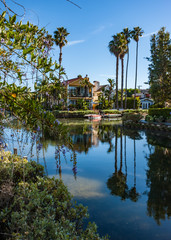 Obraz premium Piękny słoneczny dzień w dzielnicy Venice Beach Canals niedaleko Los Angeles w Kalifornii