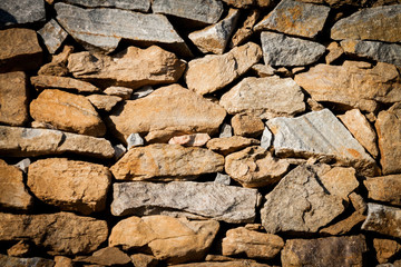Weinvisionen, eine Steinmauer im Weingarten, die Weinterrassen der Wachau