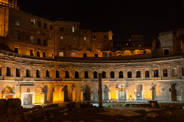 Vista de noche del Mercado de Trajano Roma Italia