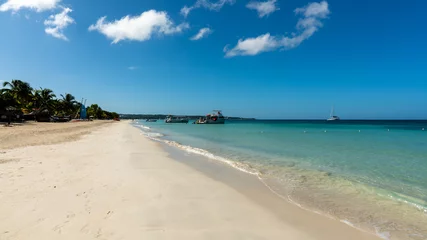 Zelfklevend Fotobehang Seven Mile Beach, Grand Cayman Kalm water