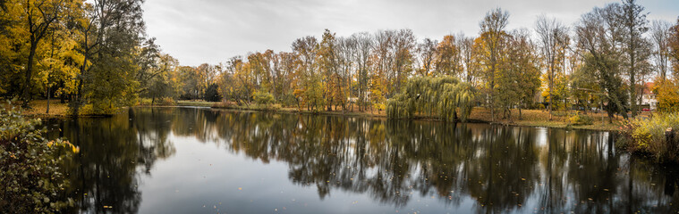Fototapeta na wymiar Autumn lake panorama