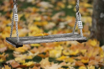 Schaukel aus Holz für Kinder im Herbst