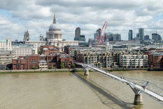 Views of the city of London o a sunny day