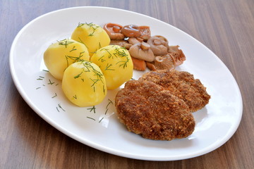 kotlety mielone z ziemniakami i grzybami marynowanymi
