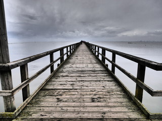 Obraz premium Molo - zbliża się burza