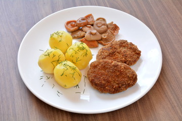 kotlety mielone z ziemniakami i grzybami marynowanymi