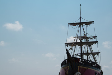 Piratenschiff auf dem Meer vor Wolkenhimmel