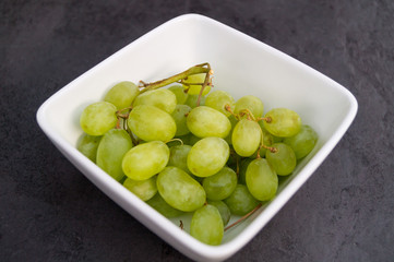 Grüne Weintrauben in einer weißen Schale 