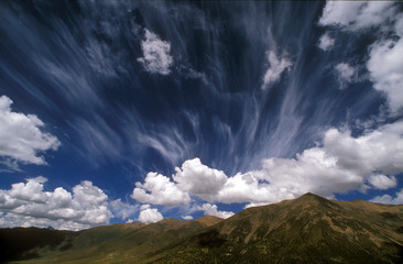 Wolken im Tibetischen Hochland, China. Berge und blauer Himmel, Tiefenwirkung und Sog, Hintergrund