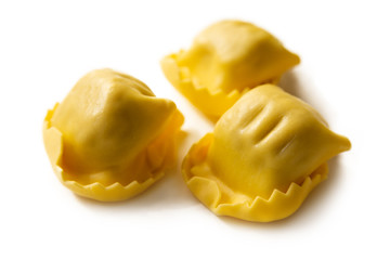 Tortellini freschi su fondo bianco