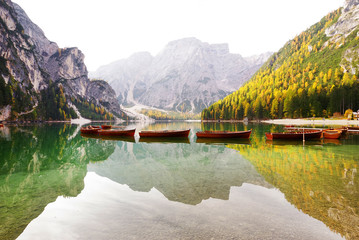 Obrazy na Szkle  Lago di Braies - z jesiennym lasem i górami odbijającymi się w wodzie powierzchniowej jeziora, Dolomity, Włochy, Europa