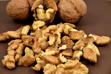 garść wyłuskanych orzechów włoskich