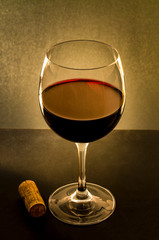 Ein Glas Rotwein mit einem Korken in Vintage style