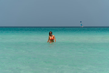 Obraz premium Blonde girl on the Varadero beach, Cuba.