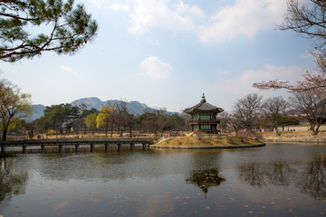 Fototapeta na wymiar Beautiful garden in Gyeongbokgung palace in Seoul