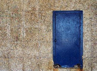 Puerta azul de hierro oxidado.