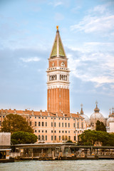 Fototapeta na wymiar Torres da cidade de Veneza na Itália. Arquitetura medieval Italiana. 